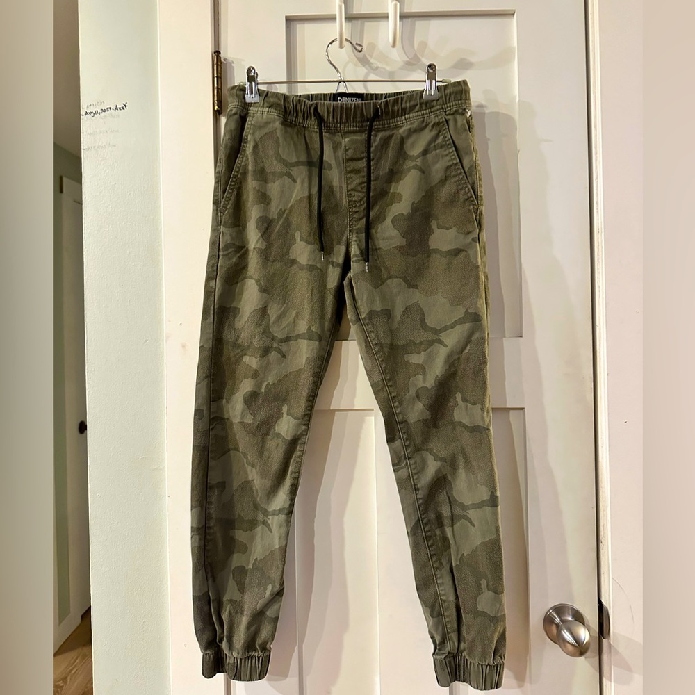 Levi’s camo joggers size small